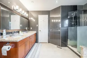 Spacious Beautiful House in Mississauga, 15 minutes from Toronto PRIME LOCATION! - Image 2