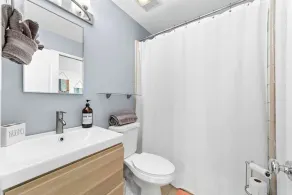 2/2 Beach Bungalow With Ocean Views & Parking! - Image 4