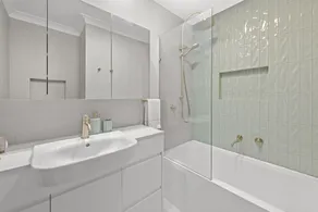 Quaint Townhouse in Bustling Locale - Image 3