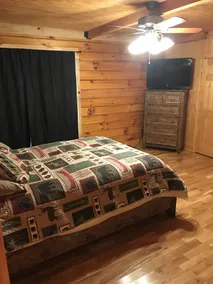 4500 sq ft Secluded Log Cabin Home on 17 acres - Image 5