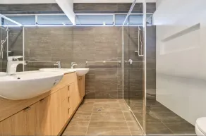 Divine on Dudley - Modern Home in Excellent Location - Image 2