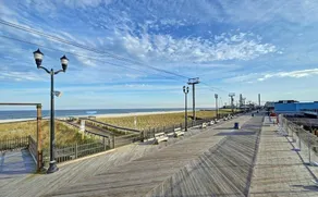Beach Block Retreat w/Patio, Off Street Parking, Linens & Towels, Beach Gear - Image 5