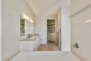 Penthouse apartment in central Point Lookout.  Walk to beach. - Image 5