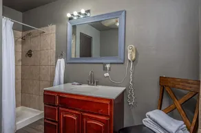 NEWLY RENOVATED 2bedroom in heart of Oakhurst - Image 4