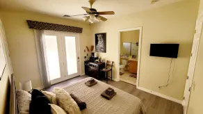 Modern 1 bedroom private suite - FREE parking on premises - Image 5