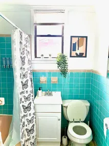 Modern & Sunny FamFriendly 2BR Home, 1 stop to NYC - Image 2