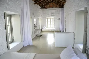 Superb 19C stone house with yard, 3 mins walk - no steps - to Hydra port - Image 5