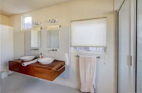 Classic beach house retreat meets modern luxury - steps from bay in Brant Beach - Image 3