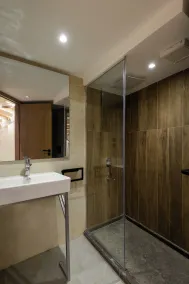 Hazel Spaces in Down Town - Image 3