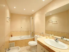 Fin lejlighed for 5 gæster med pool, WIFI, klimaanlæg, TV og balkon - Image 2