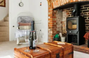 1 Apse Castle Cottage - Chocolate Box Cottage, Dog-Friendly 16th Century Cottage, surrounded by Ancient Woodland in Shanklin - Image 2