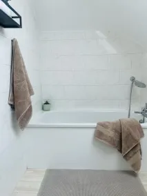 Lovely bijou loft apt, one road back from the sea - Image 2