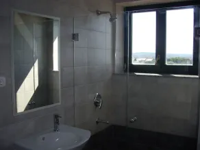 Waterfront top floor apartment overlooking the sea & islands - Image 4