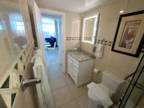 Cute condo with ocean view pool, bar, free parking and gym! - Image 3