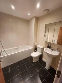 Beautiful 4 Bedroom Home With Parking by Lakeside - Image 3