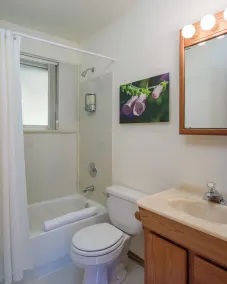 „Garden Retreat“ ist ein geräumiges, umzäuntes Haus in der Nähe des Moran State Park, der Doe Bay und des Obstruction Pass State Park. Umgeben von gepflegten Gärten bietet dieses Inselhaus drei Schlafzimmer mit eigenem Bad, eine gut ausgestattete Küche, S - Image 4