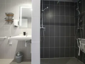 Spacious house with jacuzzi and leisure options in Vesly - Image 3