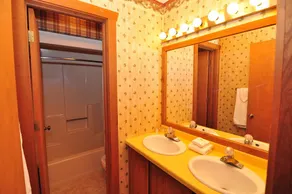 Ski-in ski-out 3 Bdrm Chalet w sauna on slopes & lake - Sleeps 8 - Image 5