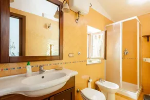 GuestHost - Charming country house that can host up to 11 people, a 6km drive from Gubbio, with large garden, terrace and parking space.The villa (recognised by the Superintendence of Cultural Heritage and Activities) comes with large and bright rooms, f - Image 3