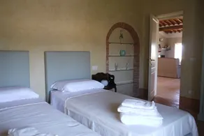 Elegante Casa di Campagna con Torretta e Piscina - Image 4
