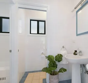 Private family spa, pet-friendly, coastal - Image 2