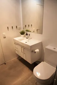 Modernes geräumiges 1-Schlafzimmer, WLAN, EV-Ladestation & Parkplatz, nahe Geschäften - Image 5