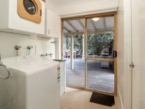 Seabreeze on Peppermint Drive, 200m from the beach, plenty of room for your boat - Image 2