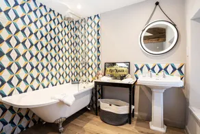 Luxury Boutique Cottage - Image 4