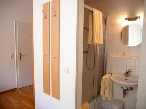 Double room shower/WC with TV - Gästehaus Alfred u. Brunhilde Frick - Image 2