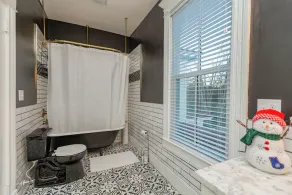 Historical home - walking distance to shops and eateries - Image 3