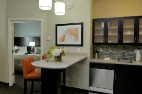 Free Breakfast, Free Shuttle, Outdoor Pool! Near Downtown! - Image 4