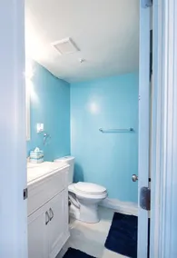 Comfy Blue Studio with Great Amenities - Image 3