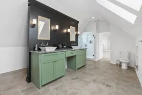 Friends & Family Favorite! Views - Spacious - Clean - Image 4