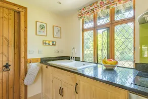 The Gate House - sleeps 4 guests  in 2 bedrooms - Image 2