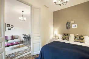 Walk to Gaudi's Buildings - \"ValA\" High Ceilings - Free Luggage Storage Service. - Image 5