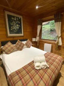 Stunning 3 Bedroom Lodge with Sauna ,Hot Tub and Lochside Leisure Deck - Image 4