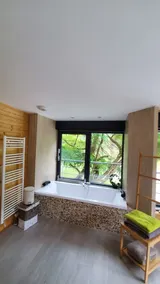 Chalet sur Pilotis, Cadre Insolite, au Dessus D'un Étang Dans un Parc Privé - Image 3