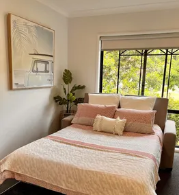 5 min drive from Terrigal Beach. Modern apartment. - Image 5