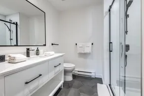 Luxury 3 Bedroom 2-level ski-in/ski-out condo, Renovated - Sleeps 6 - Image 5