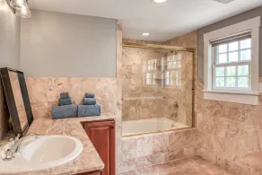 Colonial Quarter hideaway with modern comforts & balcony - near the beach - Image 2