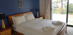 Roaring Beach Retreat - pet friendly, beachfront - Image 4