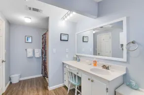Pleasant beach home with central AC, deck & work space - walk to beach & dining - Image 4