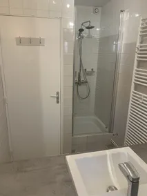 Appartement avec grande terrasse privative, jardin et piscine partagés - Image 2