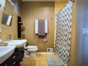 5 Bedroom Huge House in Best Location Parking Fireplace Back Yard - Image 3