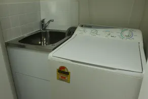 Exquisite 1 Bedroom Plus Study +Parking, Close to CBD - Image 2
