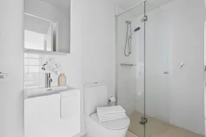 Spacious 2BR City Apt Panoramic Views & Parking - Image 2