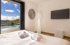 NY villa med 4 soveværelser med opvarmet pool HAV OG BERGEVISNING - Image 4