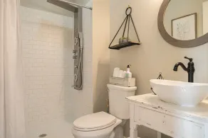 The FarmHouse 3bd/2ba B&B in MO Wine Country & Katy Trail - Image 5