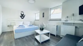 Room 5 with shower and shared kitchen - Image 5
