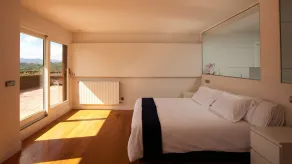 Unique and spacious property with terrace - Image 5